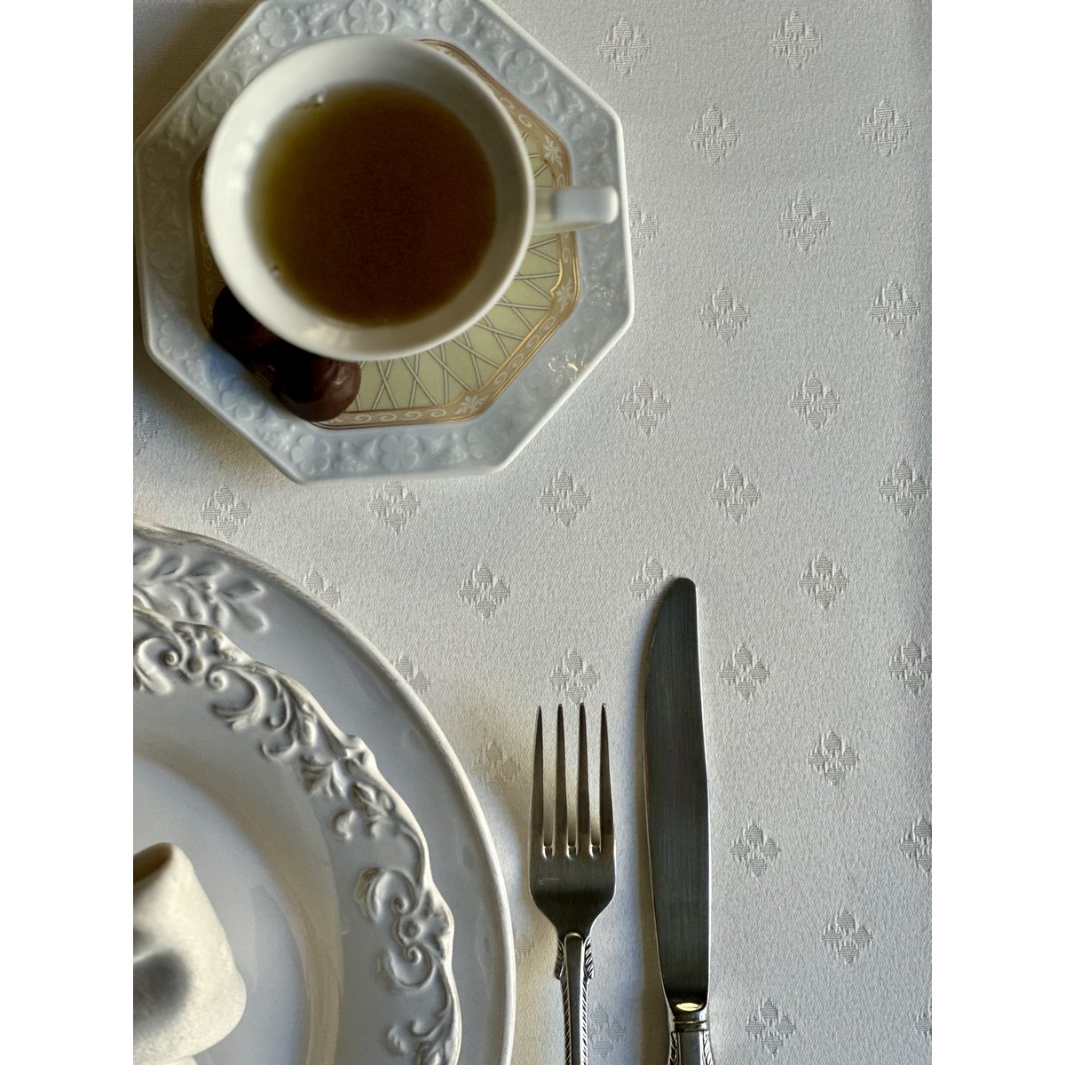 Klassisk hvid bordløber med ornament, bomuld-poly blanding | Klassisk middag