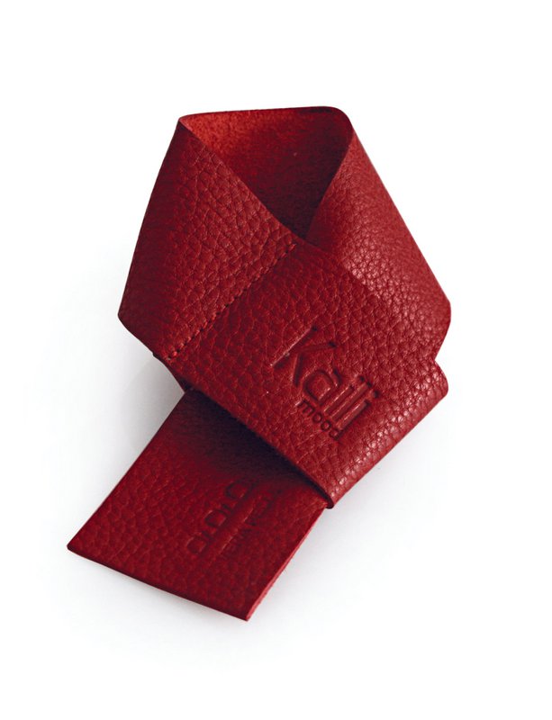 K0010VB | Protector Antigoteo para Botella Hecho en Italia en Verdadera Piel Flor, Flor de Dólar - Color Rojo. Dimensiones: 27 x 4 x 0,5 cm. Embalaje: Fondo rígido/tapa Caja de regalo