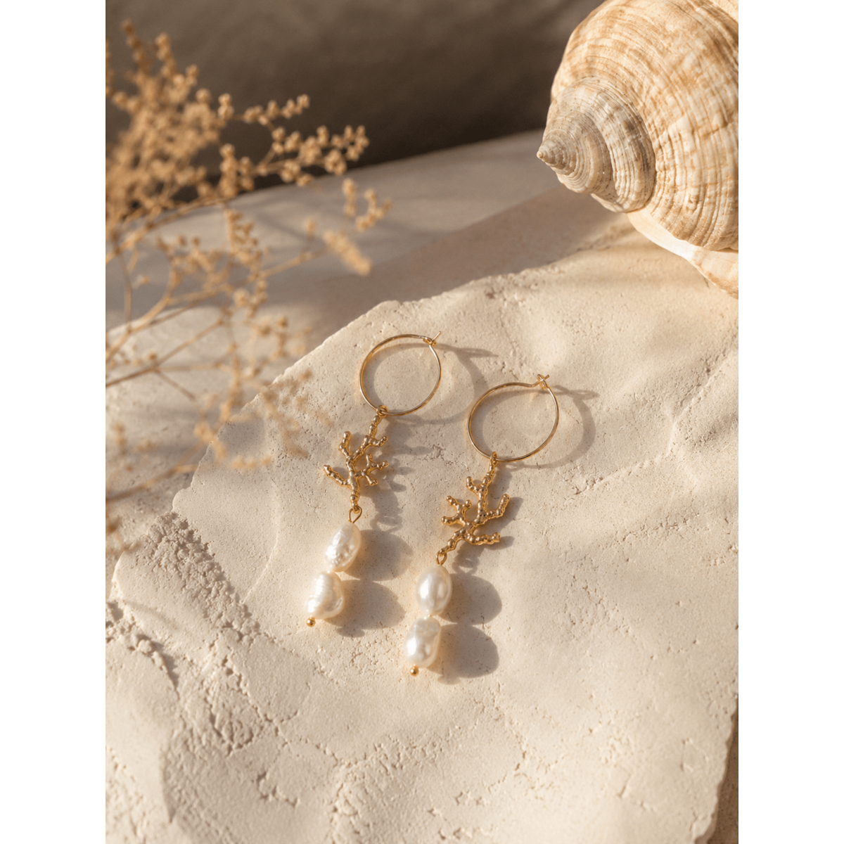 Les boucles d’oreilles Coral Whisper