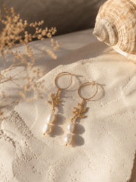 Les boucles d’oreilles Coral Whisper