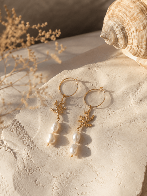 Les boucles d’oreilles Coral Whisper