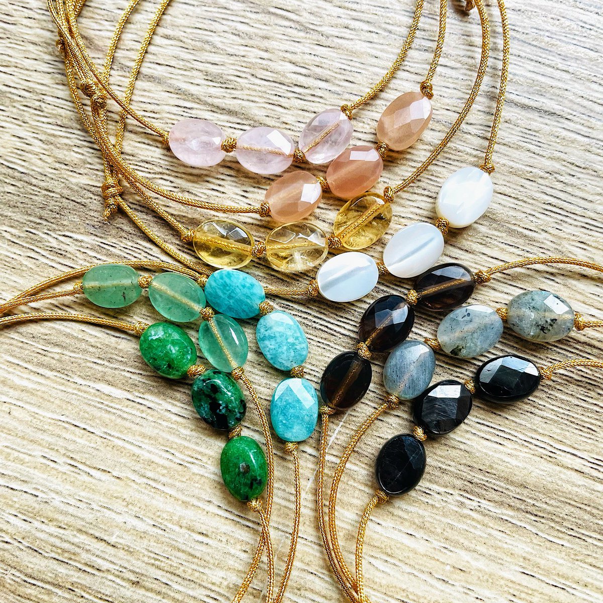 Pulsera ajustable Candy piedras naturales dorado