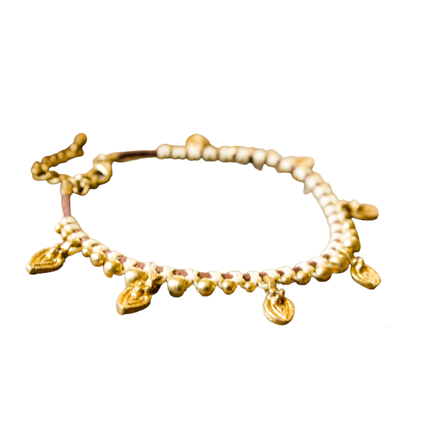 Bracelet de cheville en cuir macramé avec détails et breloques en laiton » Fait à la main