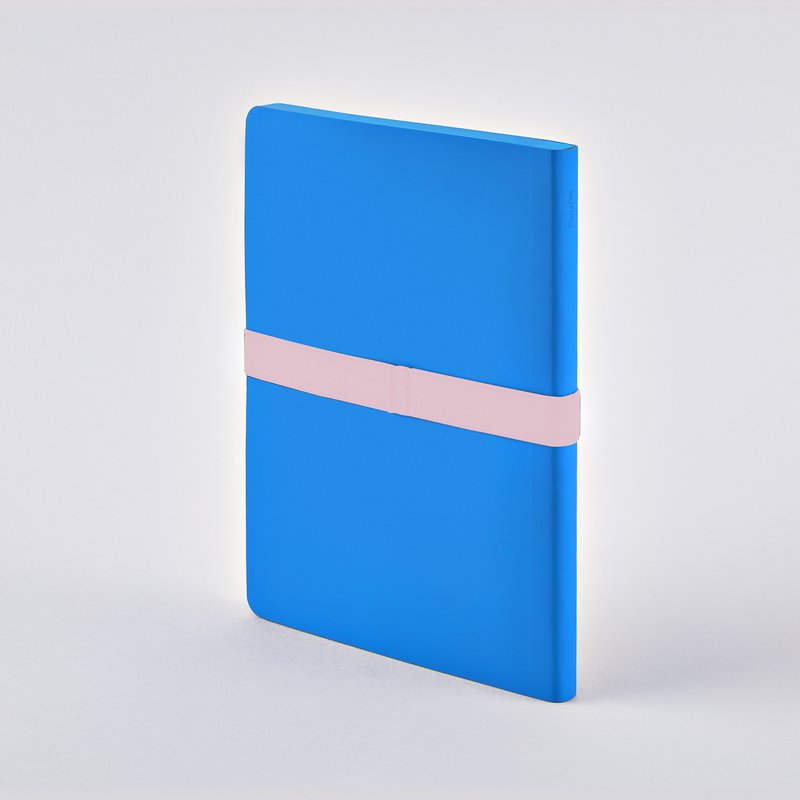 Voyager L Light - Lèvres | Carnet A5+ | Journal pointillé | Grille de points de 3,5 mm | 176 pages numérotées | Papier Premium 120g | cuir recyclé bleu | avec lèvres porte-stylo et smartphone |  produit en Allemagne