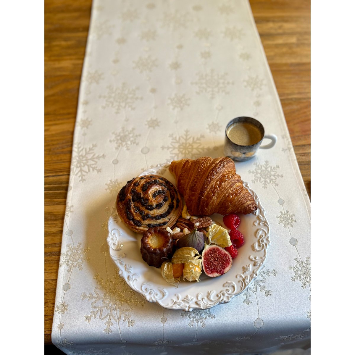 Christmas Table Runner, different sizes | Golden Snowfall