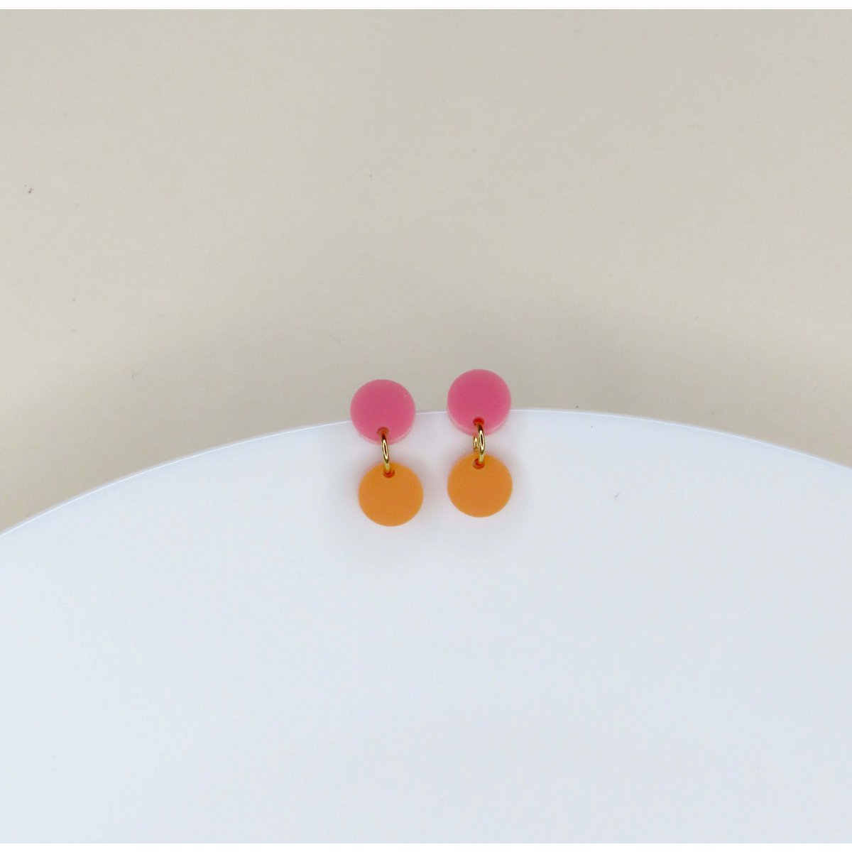 Dotty Acryl Ohrringe in rosa peach