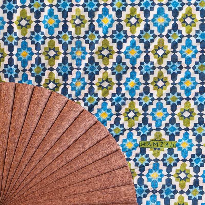 Fan de mano de seda azul y verde Ayad