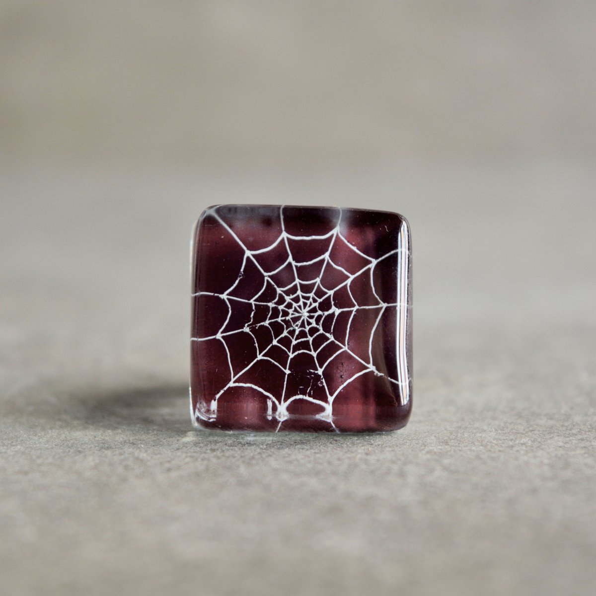 Unieke spinnenwebring, donkerpaarse kleur, gerecycled glas, maat verstelbaar